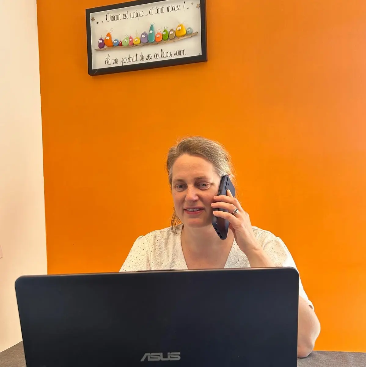 Clotilde reffay devant son ordinateur et au téléphone pour l'accompagnement à distance